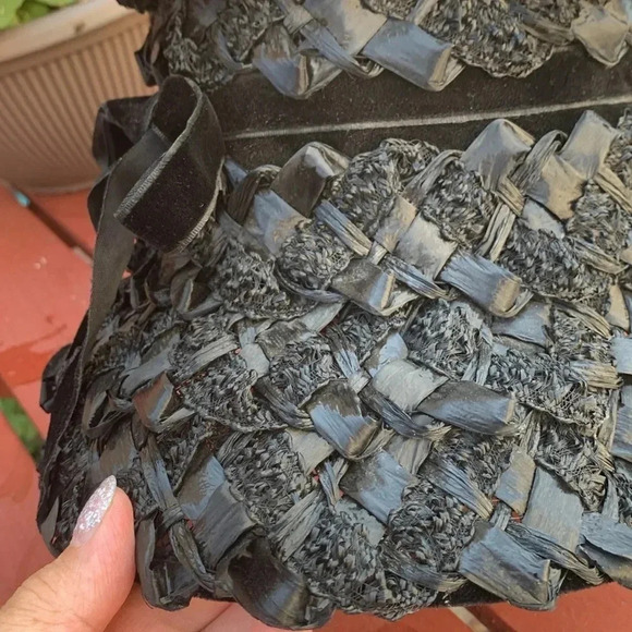 Vintage black, handmade, crêpe & satin hat with a black velvet ribbon - Picture 3 of 7